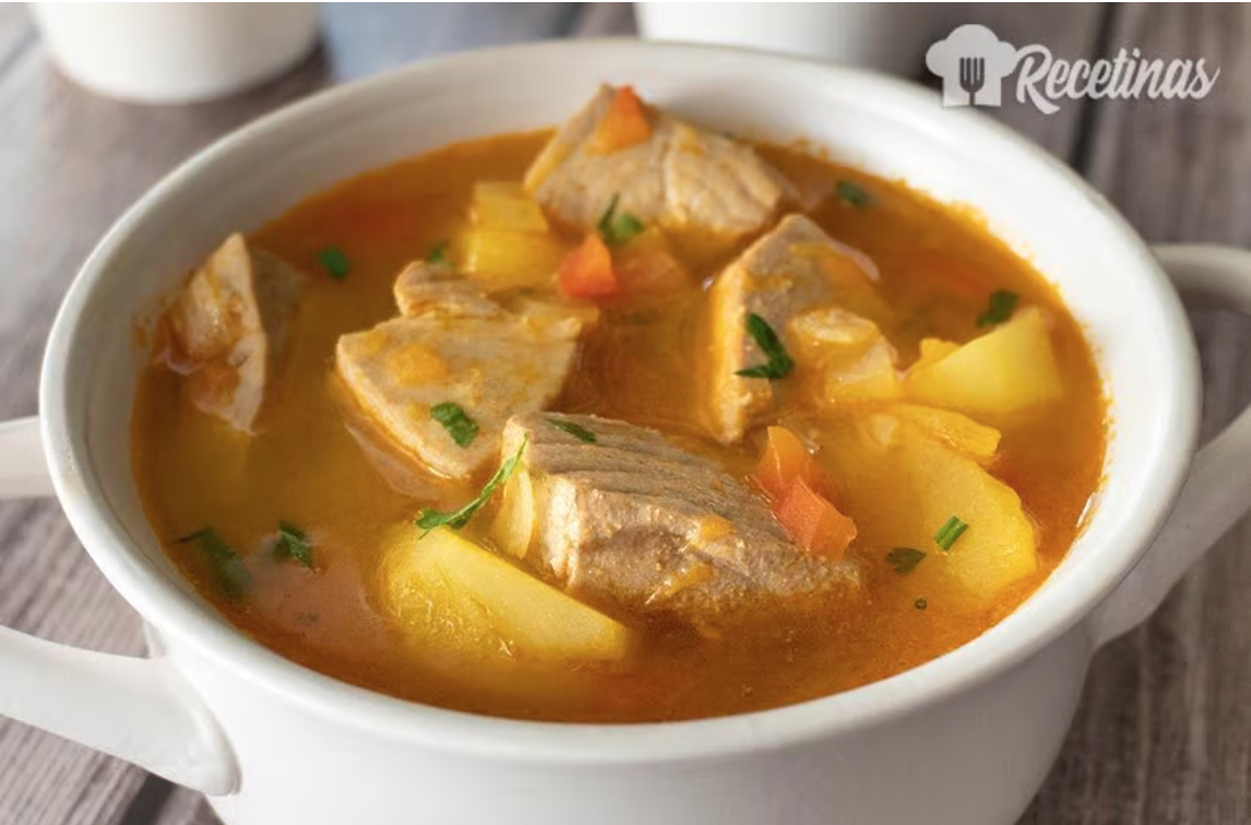 Ensalada de pimientos asados atún y huevo con marmita de atún tradiciónal